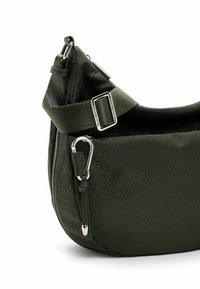 Borsa a spalla verde oliva realizzata in nylon testurizzato, con una fibbia argentata, dettagli con zip e un attacco a clip in metallo.