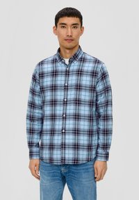 Camicia a quadri blu e nera con maniche lunghe, realizzata in tessuto leggero, con colletto classico e bottoni bianchi.