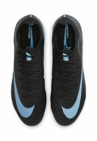 Botas de fútbol Nike Mercurial en negro y azul con cordones, vista superior, mostrando material de tejido texturizado y grandes logos de swoosh azules en los dedos.