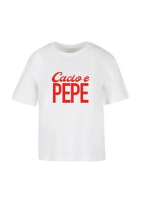 Balta medvilninė T-marškiniai su ryškiu raudonu tekstu, skaitančiu "Cacio e PEPE." Klasikinis apvalus kaklas ir trumpomis rankovėmis, su laisvu siluetu.