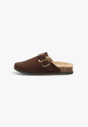 Zueco de ante marrón sin cordones con forro de piel sintética, detalle de hebilla ajustable y plantilla de corcho texturizado, con una suela de goma plana.