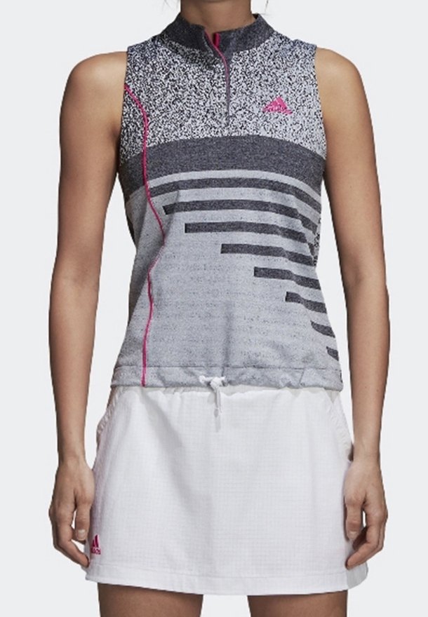 Haut de sport sans manches en gris avec des motifs noirs et blancs, doté un col zippé mi-long et des accents roses ; associé à une jupe plissée blanche.