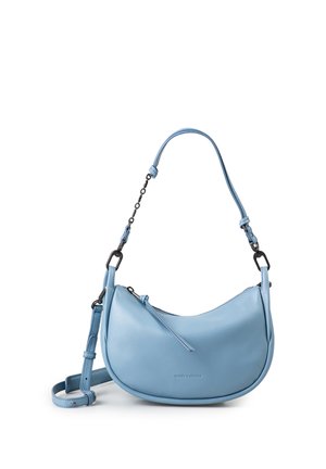 Borsa a mezzaluna in pelle azzurra chiaro con catenina corta e tracolla in pelle, chiusura con zip e tracolla più lunga regolabile su sfondo bianco.
