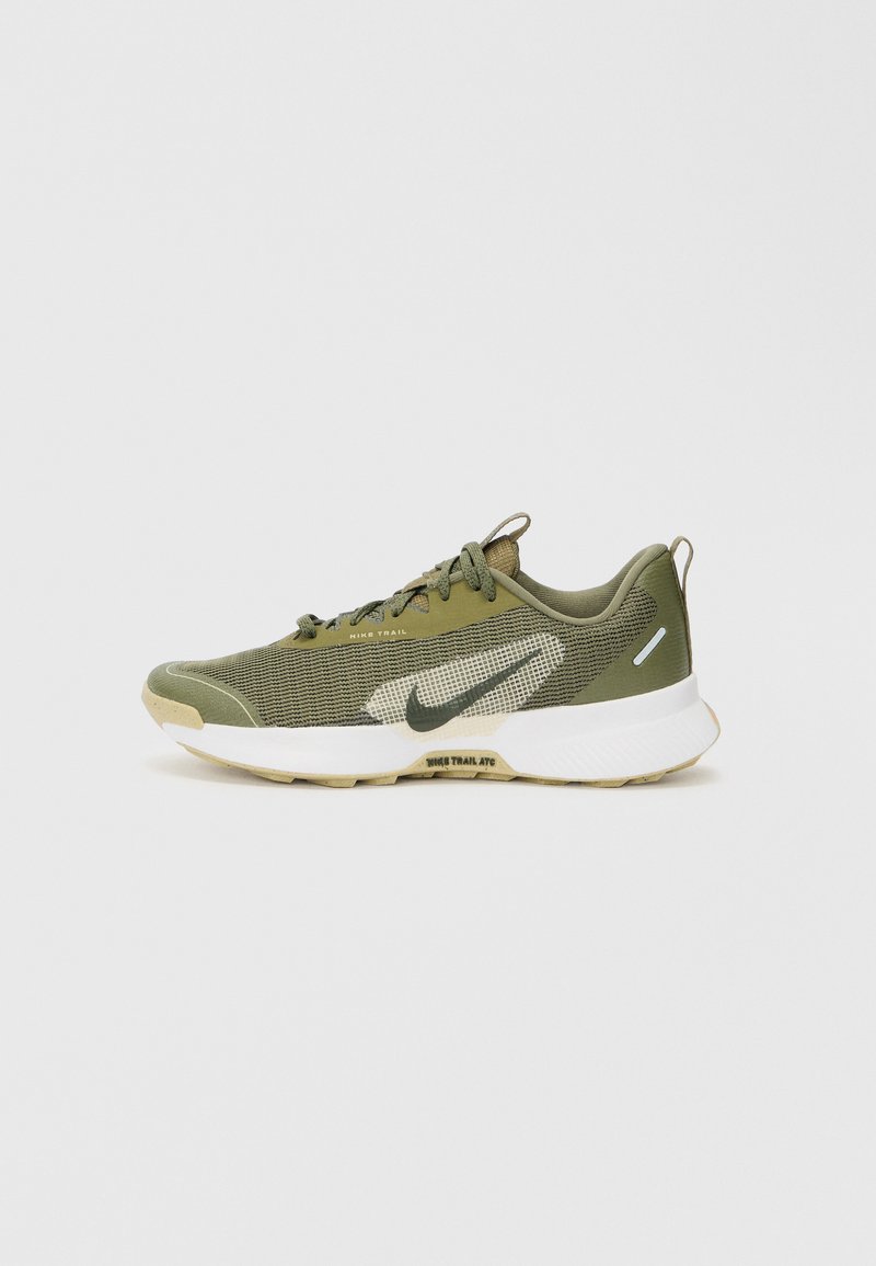 Sapatilha de corrida Nike em verde oliva com parte superior em malha, entressola branca e detalhes em verde escuro. Apresenta atacadores e uma sola texturizada para maior aderência.