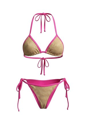Bikini beige con rifiniture rosa e lacci, con top triangolare con collo halter e slip con laccio laterale su sfondo bianco.