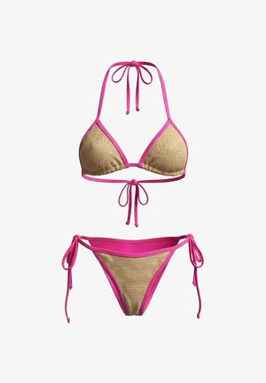 Bikini beige con rifiniture rosa e lacci, con top triangolare con collo halter e slip con laccio laterale su sfondo bianco.