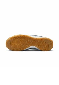 Sola de borracha com um padrão de aderência hexagonal em castanho claro. A parte superior apresenta predominantemente material branco com acentos cinzas e um design aerodinâmico.