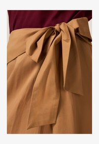 Geselecteerd, nocciola