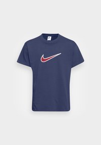 Námořnicky modré bavlněné tričko s kulatým výstřihem a krátkými rukávy. Na přední straně je �červené a bílé logo Nike Swoosh.