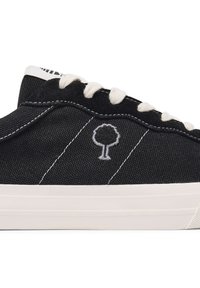 Schwarze Segeltuch-Sneaker mit weißen Schnürsenkeln, weißer Sohle und Baum-Logo-Detail. Verfügt über gestickte Akzente und strukturierten Stoff.