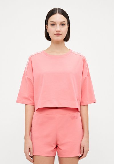 Roze cropped sweatshirt en bijpassende shorts, gemaakt van zachte stof. Kenmerkend zijn de logo-accenten op de mouwen en de tailleband. Glad, ontspannen pasvorm.