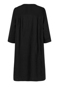 Schwarzes Leinenkleid mit lockerer Passform, rundem Ausschnitt und Dreiviertelärmeln. Glatte Textur mit minimalen Details, die die Einfachheit betont.