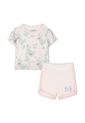 Kurzärmliges, hellrosa T-Shirt mit Blumenmuster, kombiniert mit weichen, blassen Shorts mit Kontrastbesatz und einem Markenlabel.