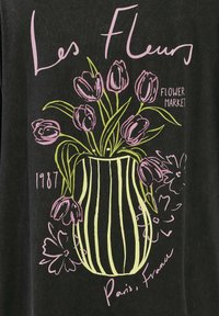 Bukiet różowych tulipanów z zielonymi łodygami w pasiastym wazonie, otoczony szkicami kwiatów i tekstem: „Les Fleurs”, „1987”, „Flower Market”, „Paryż, Francja”.