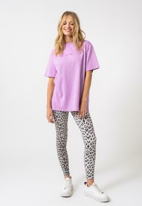 OH APRIL POSITIVE - Apdrukāts T-krekls - bright lilac