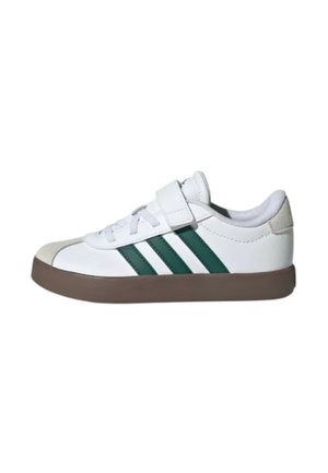 Baskets basses blanches avec trois bandes vert foncé, semelle marron, bout beige, une sangle velcro blanche et des lacets.