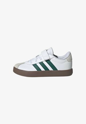 Baskets basses blanches avec trois bandes vert foncé, semelle marron, bout beige, une sangle velcro blanche et des lacets.