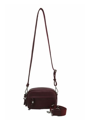 Sac bandoulière en cuir bourgogne avec fermeture éclair, sangle adjustable et accents métalliques. Le design comprend un pompon et une forme élégante.