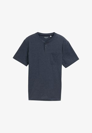 Temno modra kratka majica henley z okroglim izrezom, dvema gumboma na zapenjanju in enim žepom na prsih, izdelana iz mehke teksturirane tkanine.