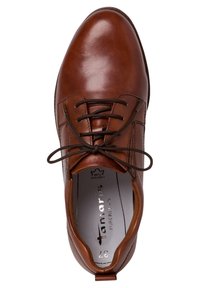 Brązowe skórzane buty formalne z okrągłym noskiem, sznurówki na przodzie oraz teksturowane detale. Wewnątrz znajduje się wyściełana wkładka i branding.