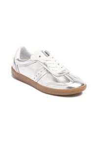 Zilverkleurige metallic sneaker met witte accenten, vetersluiting aan de voorkant, een getextureerde rubberen zool en subtiele perforaties aan de zijkanten voor ventilatie.