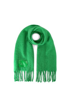 Grüne Wollschal mit ausgefransten Kanten, kreisförmigem Design und einem quadratischen Lederlabel als Akzent. Weiche Textur und lebendige Farbe.