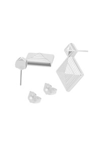 Strieborné geometrické náušnice s pyramídovým a vrstveným trojuholníkovým dizajnom s lešteným povrchom. Obsahuje štupľové a klipsové štýly.