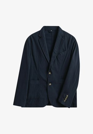 Blazer da uomo blu navy scuro con rever a intaglio, chiusura frontale a due bottoni, polsini con tre bottoni e tasche a toppa sul davanti e sul petto.