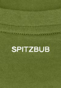 Tessuto di cotone verde con texture a coste e la scritta bianca "SPITZBUB" stampata in modo prominente sulla superficie.