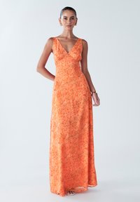 Maxi šaty v oranžovém květinovém vzoru, s V-výstřihem a splývavým střihem. Lehká tkanina s jemnou texturou a subtilními detaily.