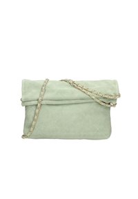 Groene afgewerkte suède clutch met een omgevouwen bovenkant, voorzien van een gouden kettingriem en een gladde textuur. Rechthoekige vorm met minimale accenten.