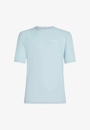 Svetlomodra majica s kratkimi rokavi iz raztegljive tkanine, z okroglim izrezom in belim logotipom spredaj. Gladek videz in oprijet kroj.