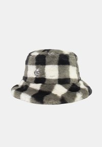 Chapeau bob avec une texture douce en fausse fourrure dans un motif à carreaux noir, blanc et gris. Présente un petit emblème logo à l'avant.