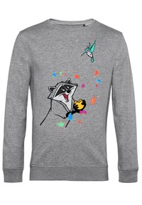 Grå sweatshirt med en tvättbjörnsgrafik som håller en kaka, omgiven av färgglada löv och en kolibri ovanför.