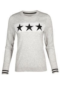 Hellgrauer Pullover mit einem weißen Streifen, der drei schwarze Sterne über die Brust zieht. Lange Ärmel mit schwarzen und silbernen Streifenakzenten an den Bündchen.