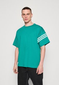 adidas Originals NEU - Apdrukāts T-krekls - active green