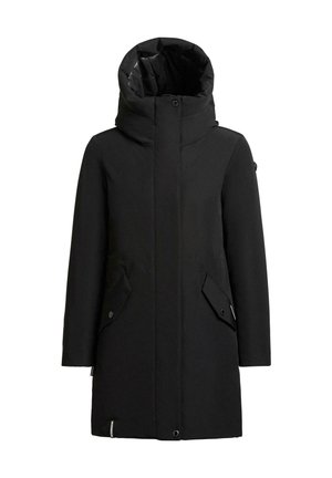 Sort parka med høj trykknapkrave, oversized hætte, to skrå forlommer og lige silhuet. Glat tekstur.
