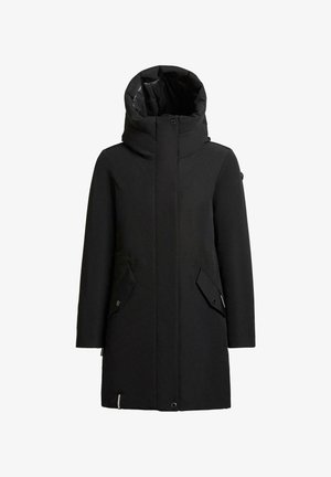 Sort parka med høj trykknapkrave, oversized hætte, to skrå forlommer og lige silhuet. Glat tekstur.