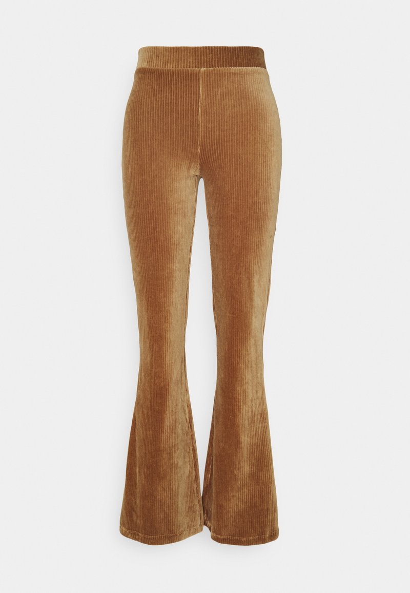 Pantalons en velours côtelé marron à pattes évasées avec des côtes verticales, taille élastique et texture lisse, s'étendant du genou à l'ourlet.