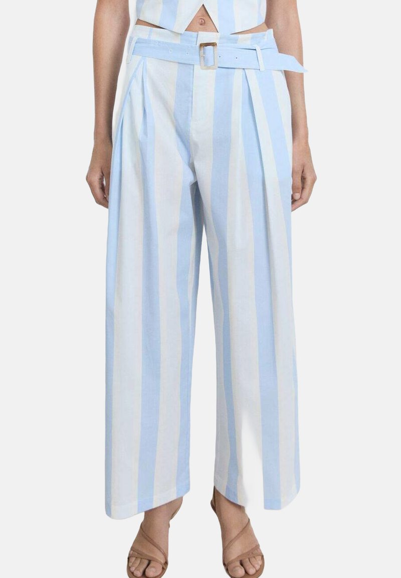 Helle blau-weiße gestreifte weite Hose mit Gürtelschlaufen, einem Stoffgürtel mit quadratischer Schnalle und vertikalen Falten für Struktur.
