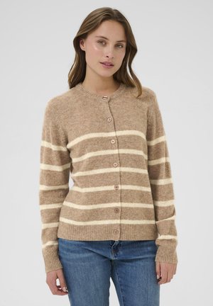 Tan vest met witte strepen, voorzien van een ronde hals, knoopsluiting en ribgebreide manchetten. Zachte textuur, lichtgewicht gebreide stof.