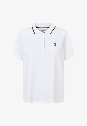 Valkoinen lyhythihainen poolopaita mustaraitaisella kauluksella, kolmen napin läpällä ja pienellä mustalla kirjotulla poolopelaajan logolla rinnassa.