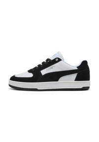Zapatillas en blanco y negro con una parte superior de ante y cuero, que cuentan con una puntera perforada, cierre de cordones y suela de goma.