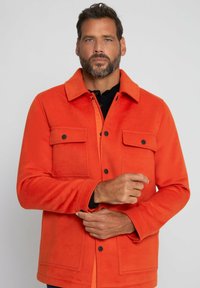 Orangenes Fleece-Jackett mit Kragen, zwei Fronttaschen und schwarzen Knöpfen. Besitzt einen geraden Schnitt und eine glatte Textur.