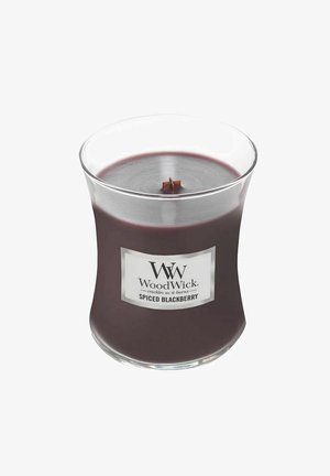 Patiikka WoodWick kynttilä läpinäkyvässä lasiisessa astiassa, jossa on mausteinen mustikkatuoksu, tumma violetti vaha ja puinen wick, joka kuuluu rätissevän äänen.