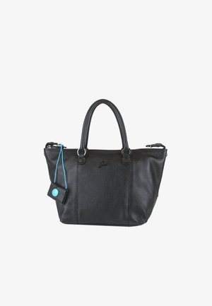 Borsa a tracolla in pelle nera texturizzata con doppio manico e una piccola pochette attaccata con un bottone blu e una cordicella su sfondo bianco.