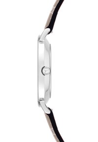 Silberner Metallarmbanduhren mit einem schlanken Gehäuse, schwarzem und beigem Lederarmband, runder Form und einer seitlichen Krone zur Anpassung.