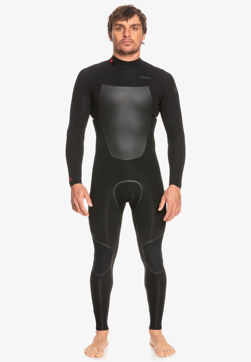 Costume da sub nero con maniche lunghe e gambe lunghe, dotato di pannello frontale liscio, cuciture rinforzate e design aderente.