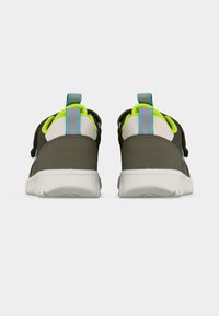 Ζευγάρι αθλητικά παπούτσια σε σκούρο ελαιώδες πράσινο με λευκές σόλες, εσωτερική επένδυση σε νέον πράσινο και ανοιχτά μπλε τσιμπιδάκια, εμφανιζόμενα από πίσω σε λευκό φόντο.
