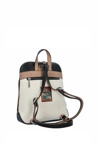 Rucksack aus strukturiertem, elfenbeinfarbenem Material mit schwarzen und braunen Akzenten. Verfügt über einen Traggriff, verstellbare Riemen und eine Front-Zipper-Tasche.